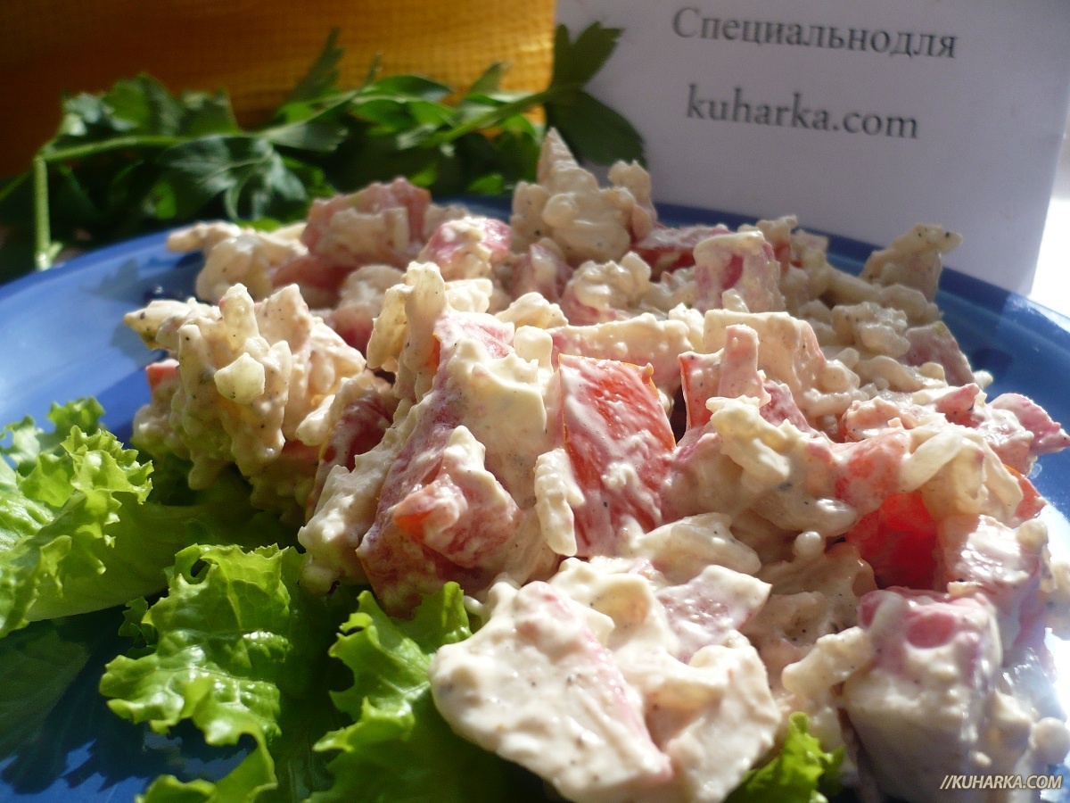 Салат с крабовыми палочками и помидорами Салат с крабовыми палочками и помидорами